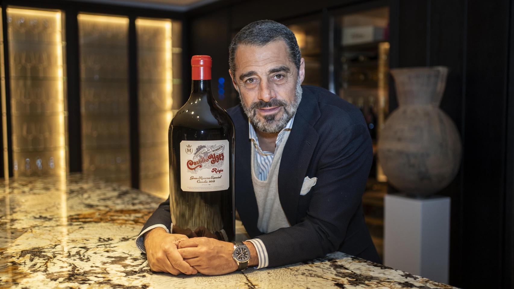 Vicente Cebrián-Sagarriga, presidente de Marqués de Murrieta, con una botella del vino Castillo Ygay de 2012, uno de los más insignes de la marca.