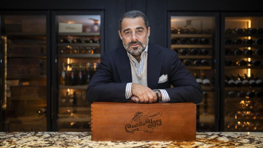 Vicente Cebrián-Sagarriga posa con un estuche del vino Castillo Igay en la sede de Casa Murrieta, en Madrid.