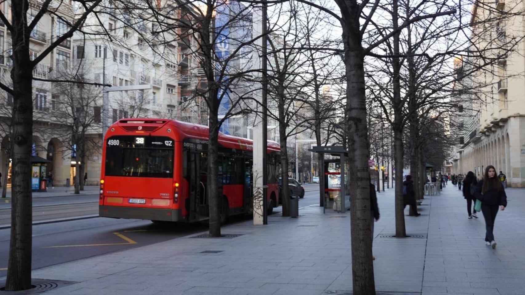 Un autobús de la línea 38, en Zaragoza.
