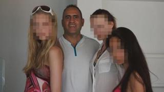 Siad (en el centro) posa con tres mujeres de las que presume haber hecho un scouting (captación) en Europa.