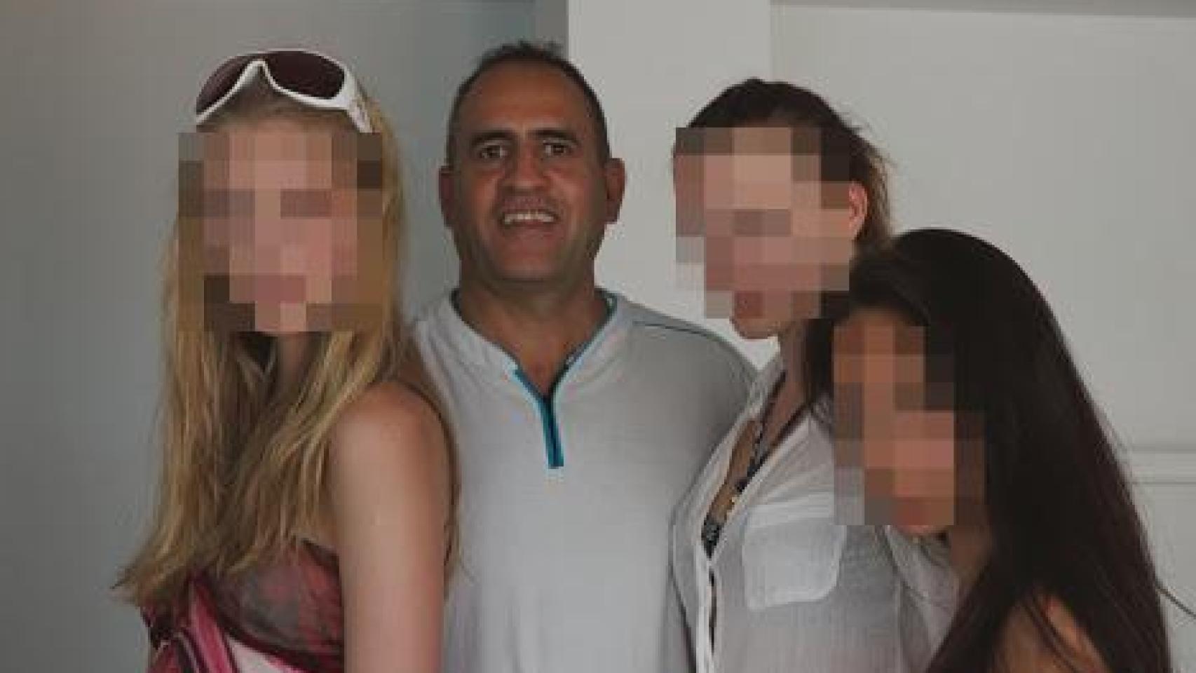 Daniel Amar Siad (en el centro), posando con tres mujeres a las que, según los archivos judiciales, presentó como fruto de su labor de captación en distintos puntos de Europa.