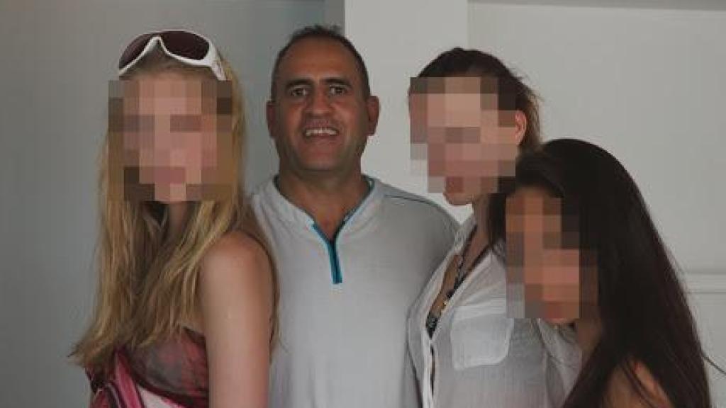 Daniel Amar Siad (en el centro), posando con tres mujeres a las que, según los archivos judiciales, presentó como fruto de su labor de captación en distintos puntos de Europa.