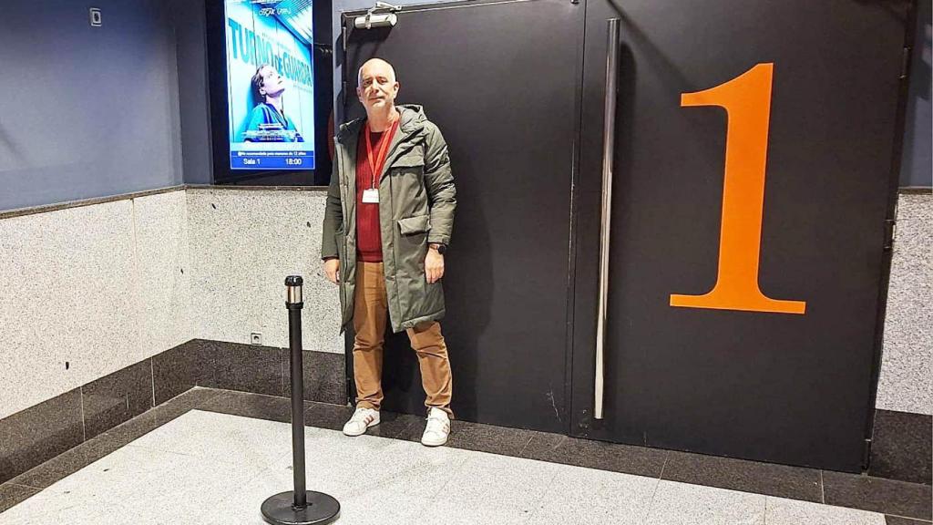 Alfonso a las puertas de la sala del cineclub.