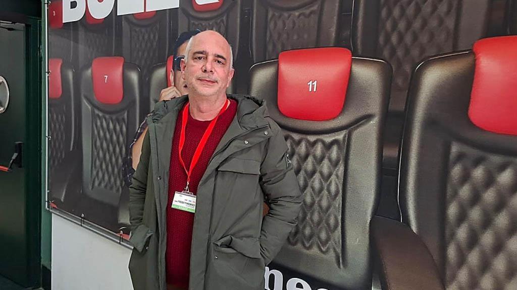 Alfonso Caro Sánchez, a las puertas de la sala de su cineclub.