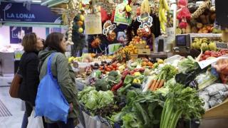 Varias personas hacen la compra en un mercado en Oviedo, en una imagen de archivo.