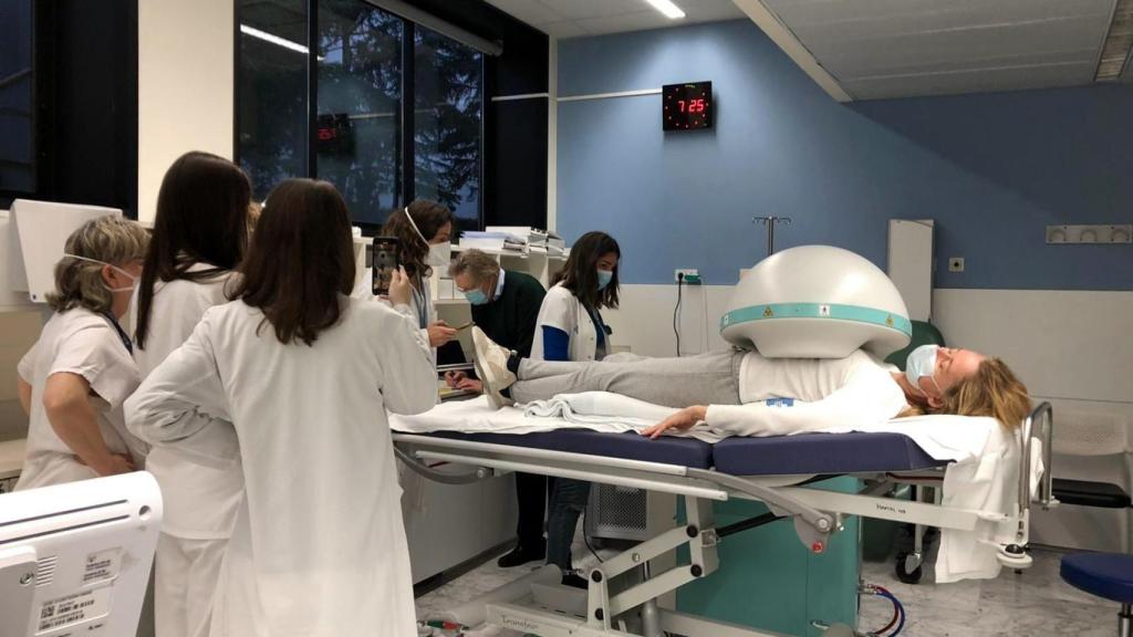 Una paciente se somete a pruebas de imagen en el marco de un ensayo clínico.