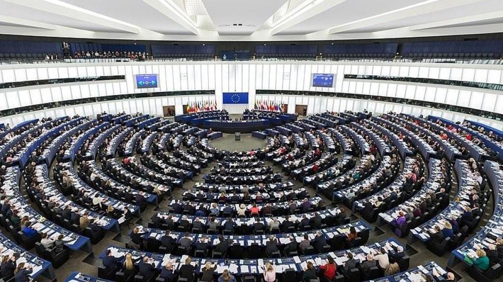 Un eurodiputado indica el voto en contra de su grupo en la sesión de votación del pleno del Parlamento Europeo en Estrasburgo (Francia).