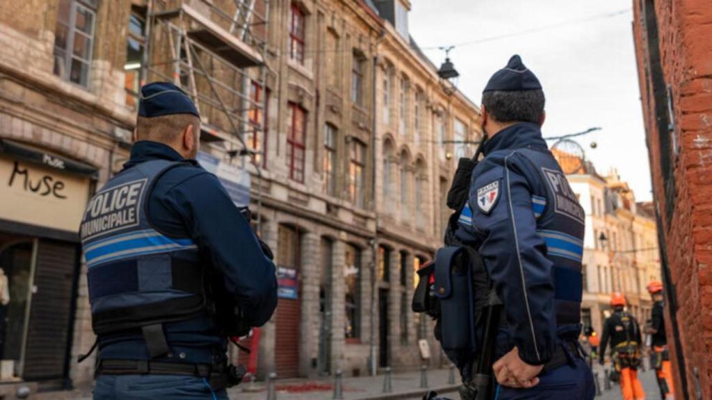 Dos agentes de la Policía Municipal de Lille (Francia).
