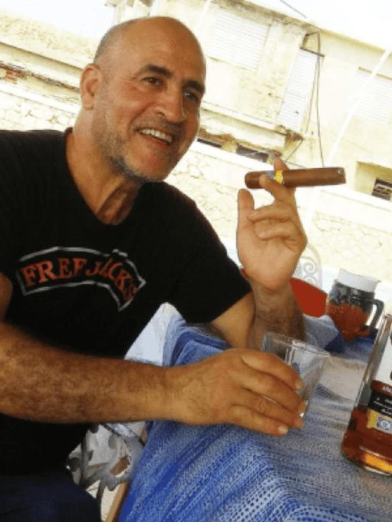 Imagen destacada por el Departamento de Justicia de los EEUU en el que Daniel Siad aparece en La Habana, fumando un puro y bebiendo ron.