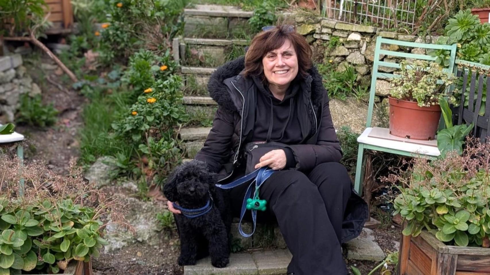 Julieta vecina de Os Rosales, en A Coruña, junto a su pero Stitch en el Jardín de Obdulia