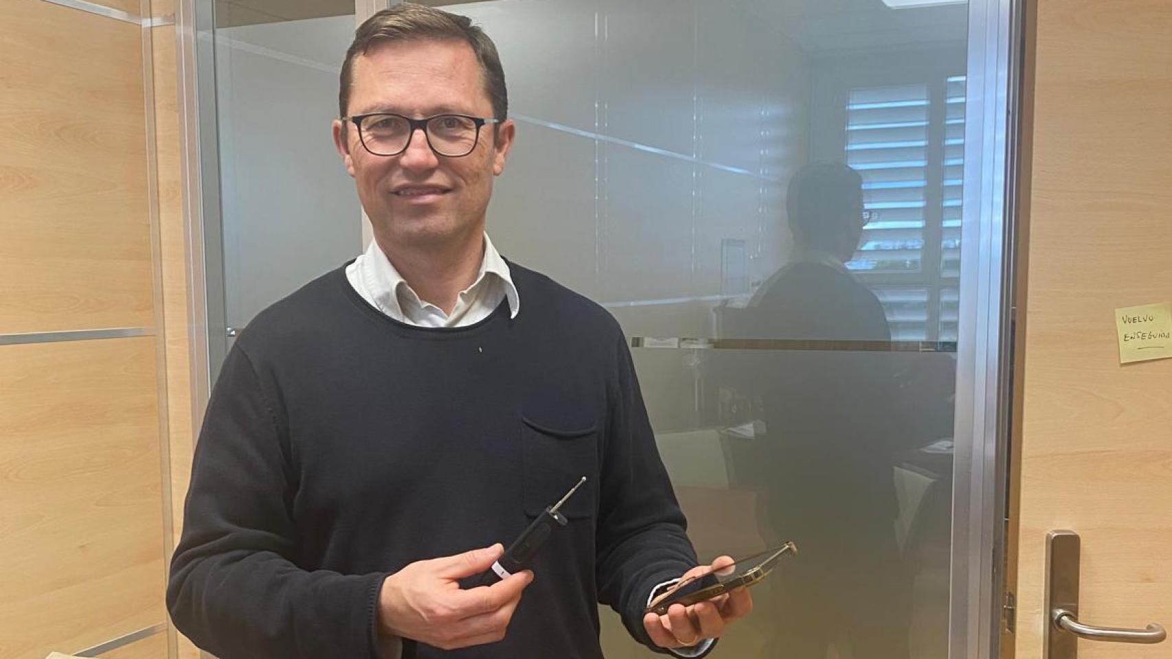 Héctor Esteban, catedrático de la UPV, sujetando un detector de radiofrecuencia.