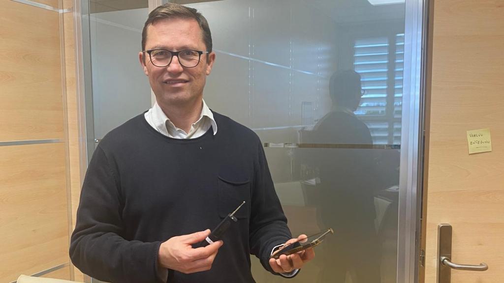 Héctor Esteban, catedrático de la UPV, sujetando un detector de radiofrecuencia.