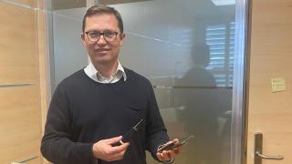 Héctor Esteban, catedrático de la UPV, sujetando un detector de radiofrecuencia.