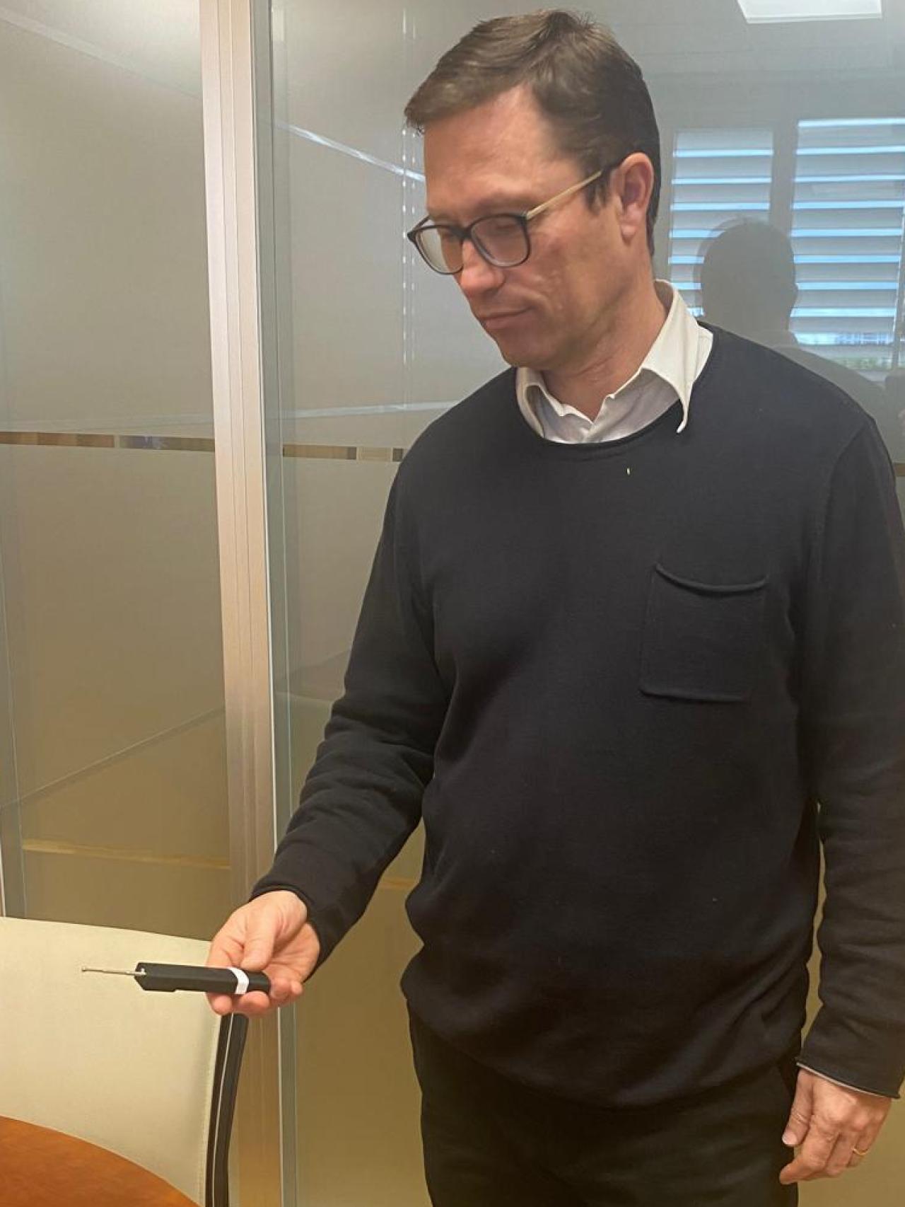 El catedrático Héctor Esteban con uno de los detectores de radiofrecuencia.