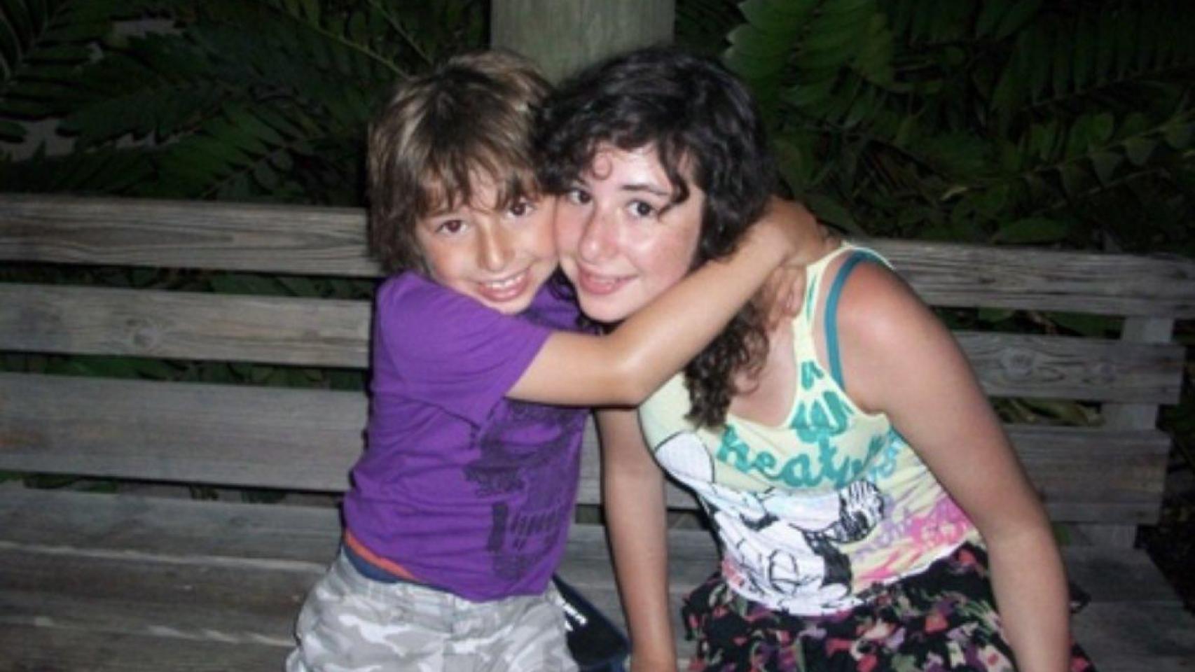 Molly Schiller con su hermano pequeño Max, fallecido de forma repentina con 10 años.