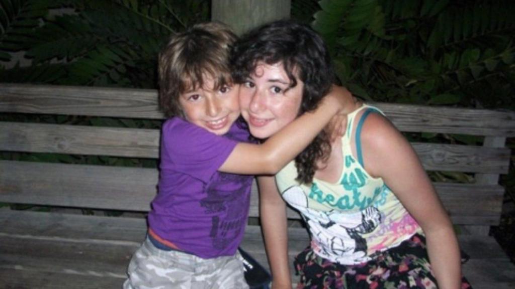Molly Schiller con su hermano pequeño Max, fallecido de forma repentina con 10 años.