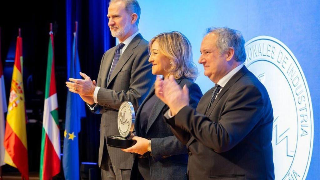 Elena Alcalde, directora de Supply Chain y Compras de Moeve Chemicals, SM Felipe VI y Jordi Hereu, ministro de Industria y Turismo