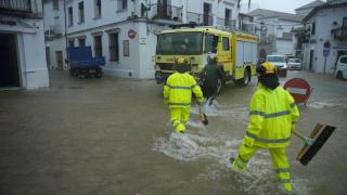 Operarios en la zona afectada por las lluvias en Andalucía.