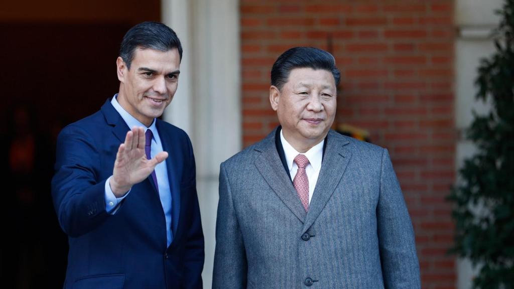 El presidente del Gobierno, Pedro Sánchez, junto al presidente de China, Xi Jinping, en el Palacio de la Moncloa durante su visita en 2018.