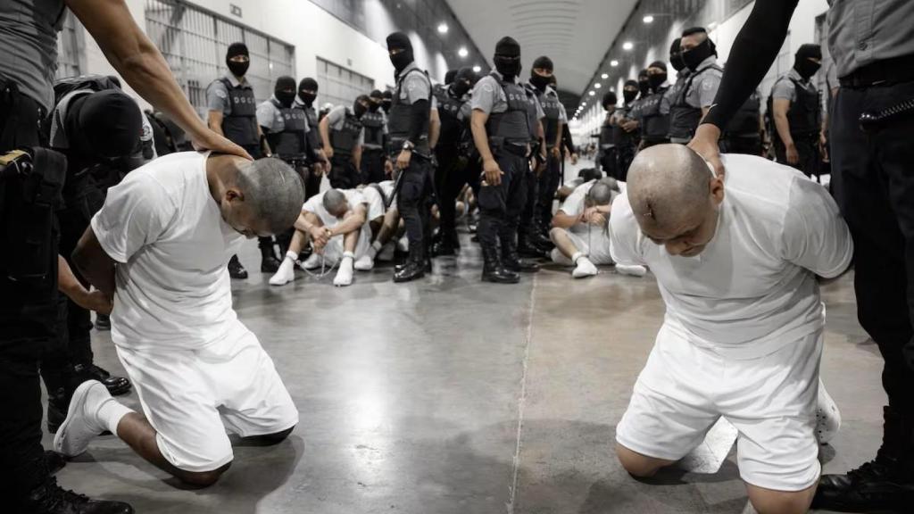 Migrantes venezolanos deportados por EEUU en el Centro de Confinamiento del Terrorismo en El Salvador, en marzo del año pasado.