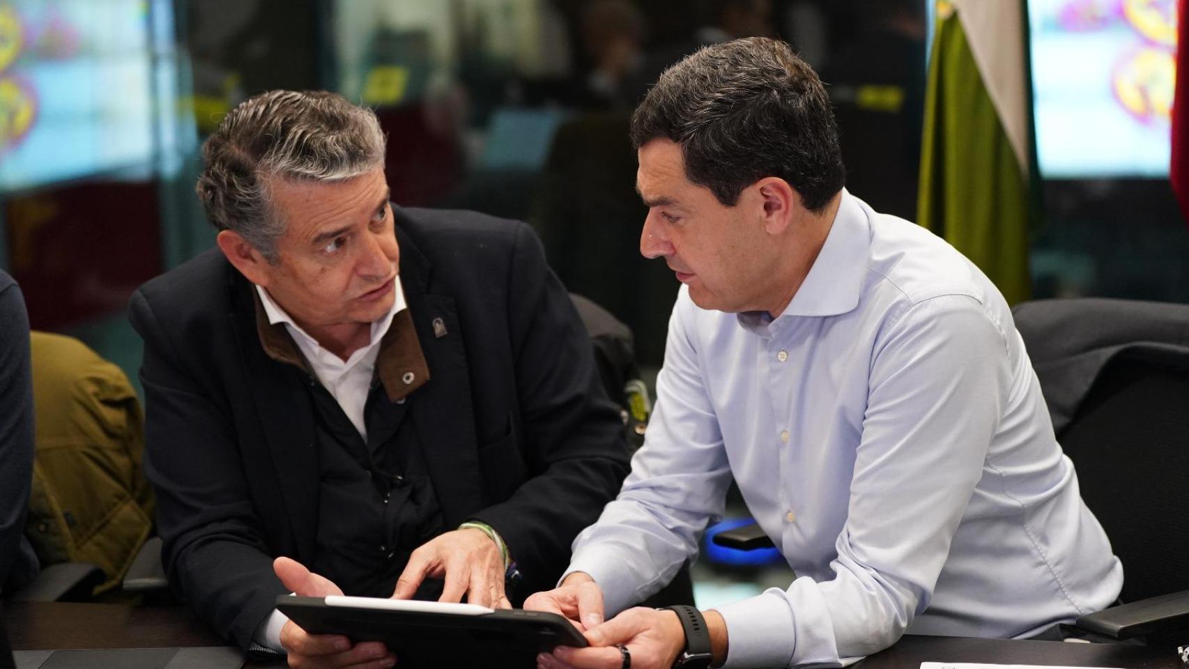 Antonio Sanz, consejero de Presidencia, junto a Juanma Moreno, presidente de la Junta de Andalucía.