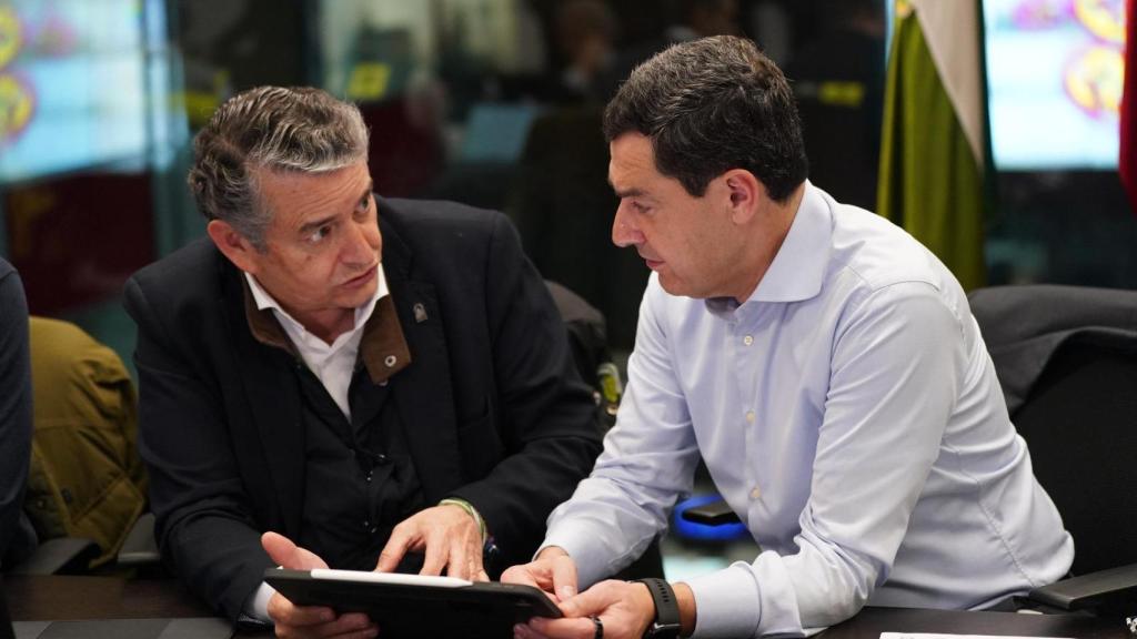 Antonio Sanz, consejero de Presidencia, junto a Juanma Moreno, presidente de la Junta de Andalucía.