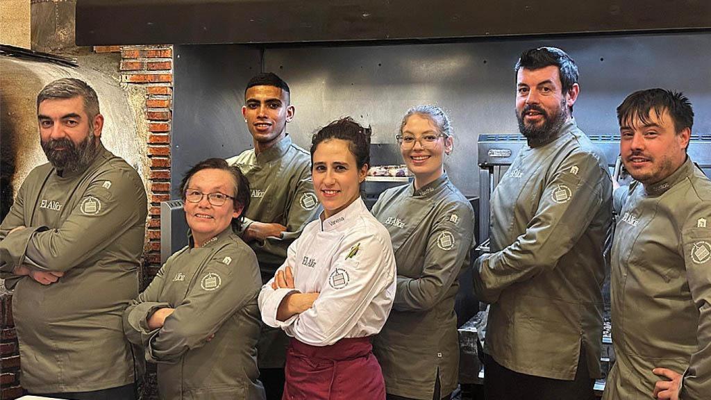Vanesa junto a todo su equipo en El Alfoz de Burgos.