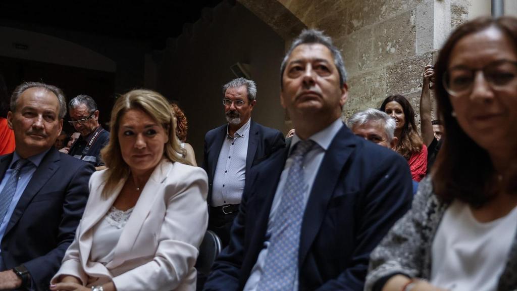 Susana Camarero, junto a Vicente Barrera en el Palau de Valeriola al inicio de la legislatura. Rober Solsona / EP