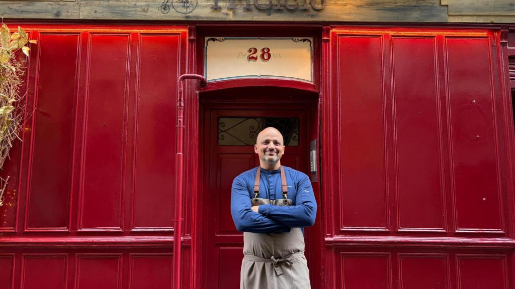 Javi Goya, un chef muy castizo, frente a su restaurante Triciclo.