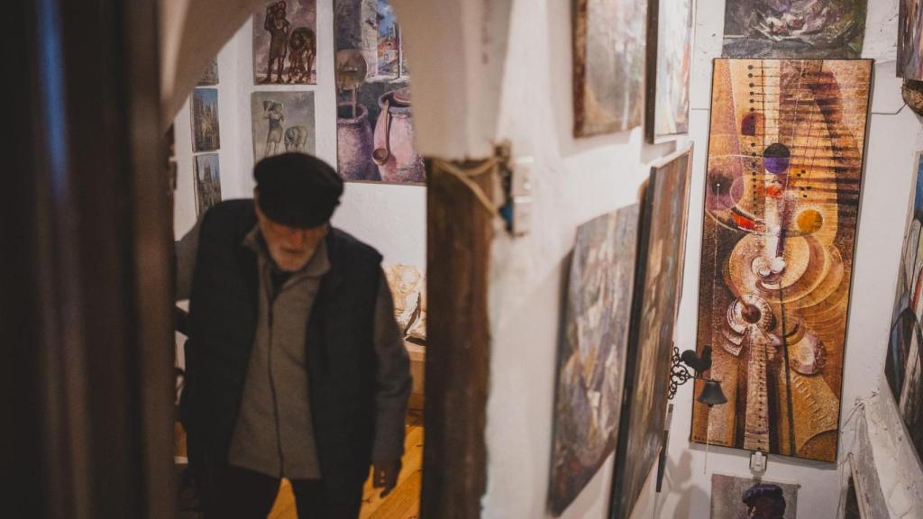 Las salas y obras del estudio de Renera de Eladio García.