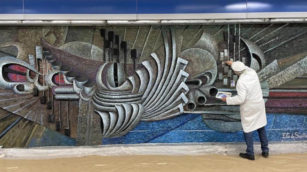 Restauración por parte del artista del mural de Eladio García en la estación de Metro de Laguna en 2023.