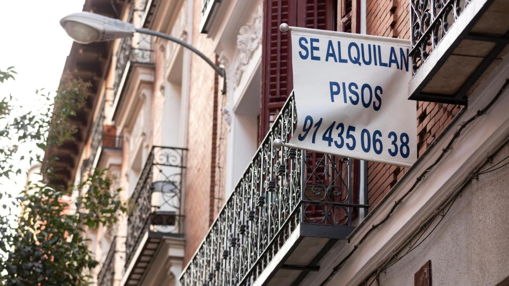 Cartel ofreciendo piso de alquiler.