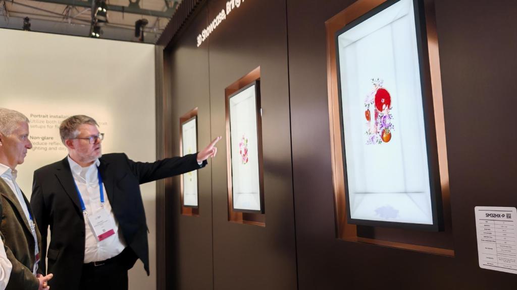 Asistentes al ISE frente a los Samsung Spatial Display