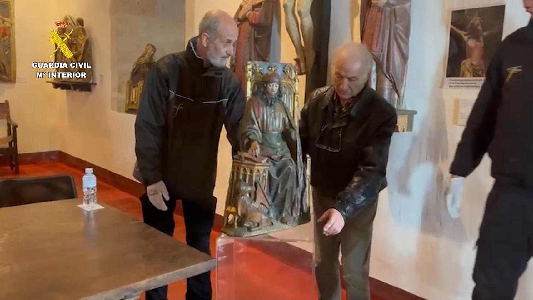 Entrega por parte de la Guardia Civil de la talla de Gil de Siloé