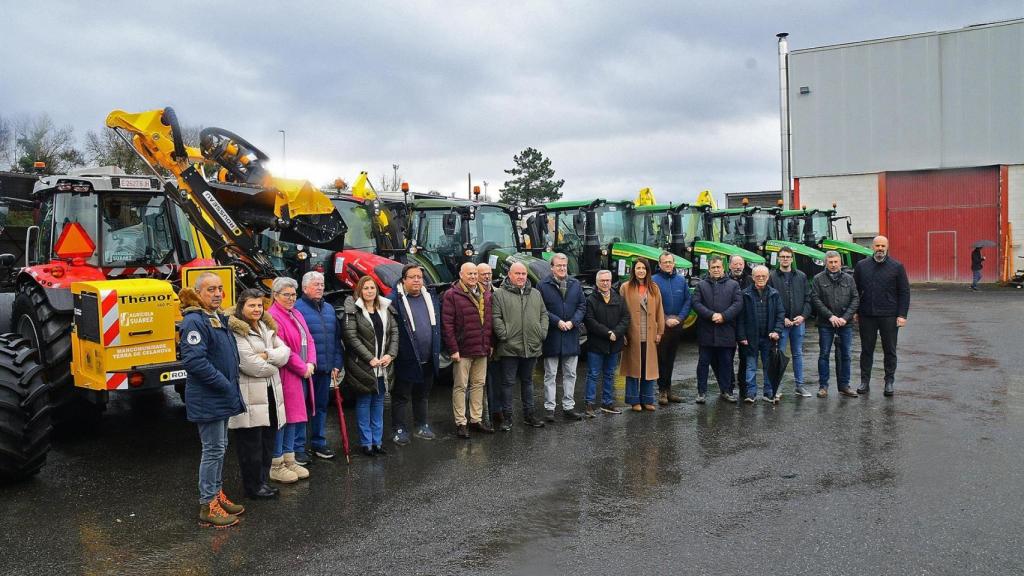 Medio Rural y la Diputación entregan 12 tractores a municipios ourensanos para prevenir incendios.