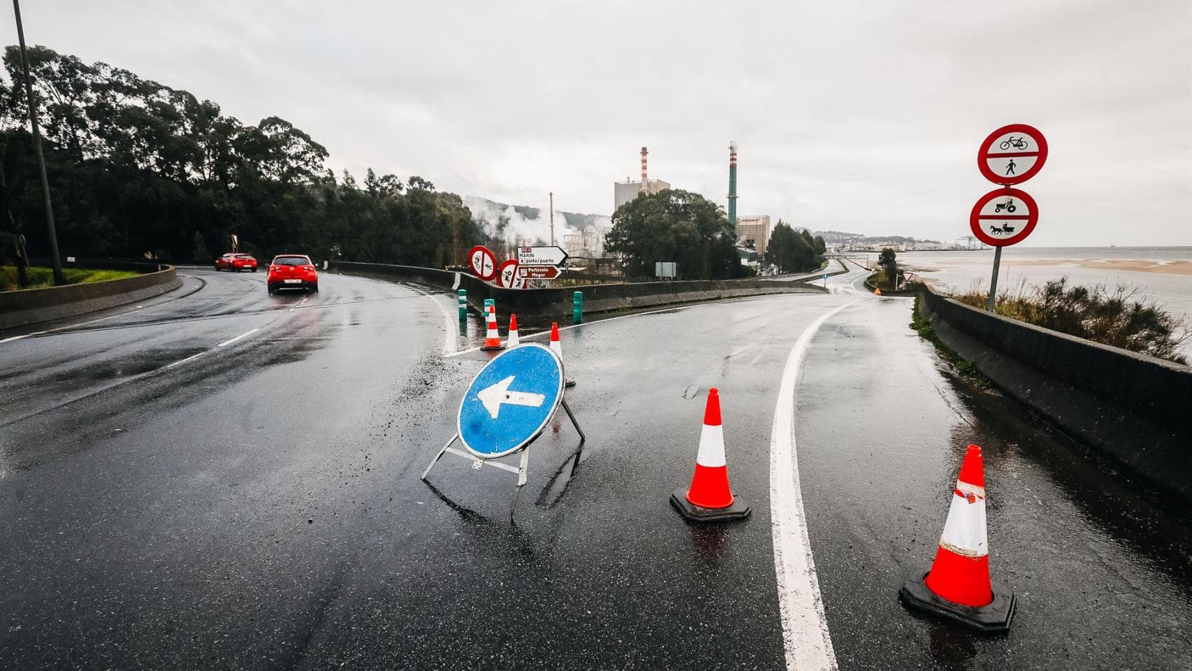 La PO-11 cortada por riesgo de desbordamiento de la ría, a 2 de febrero de 2026, en Marín, Pontevedra, Galicia (España).