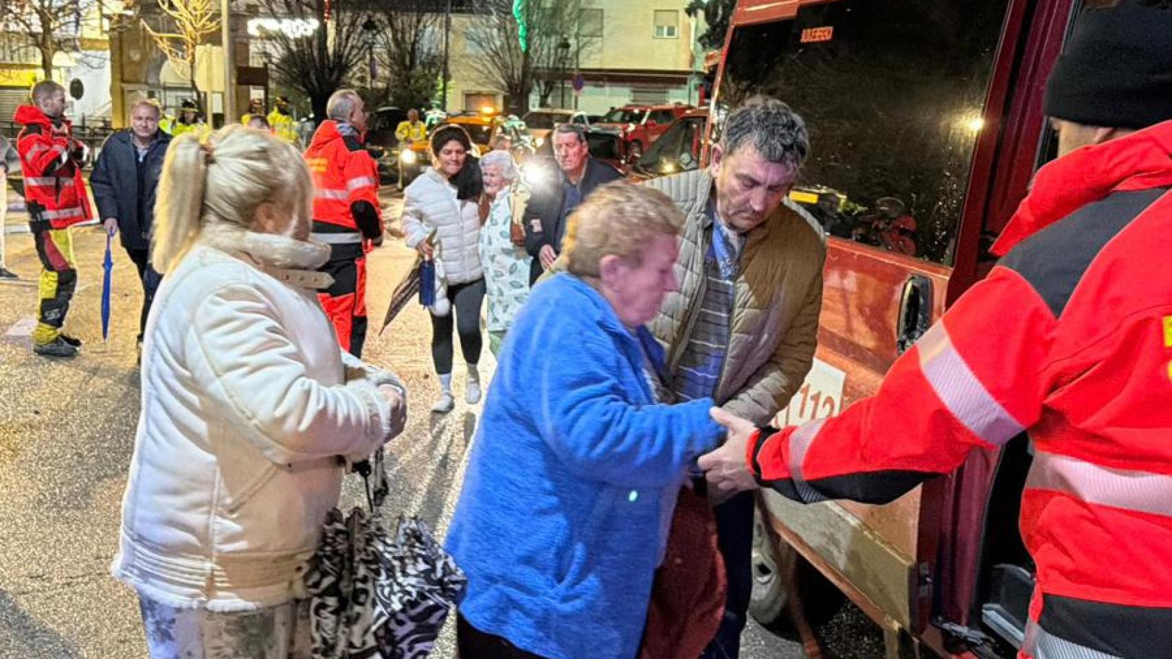 Personas desalojadas del municipio de Dúdar por la crecida del río Aguas Blancas y el desembalse en el pantano de Quéntar.