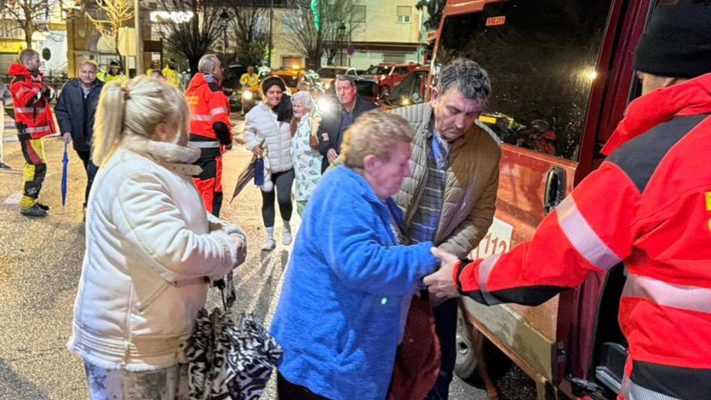 Personas desalojadas del municipio de Dúdar por la crecida del río Aguas Blancas y el desembalse en el pantano de Quéntar.