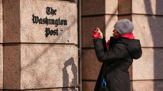 Una mujer a la entrada del edificio de 'The Washington Post'.