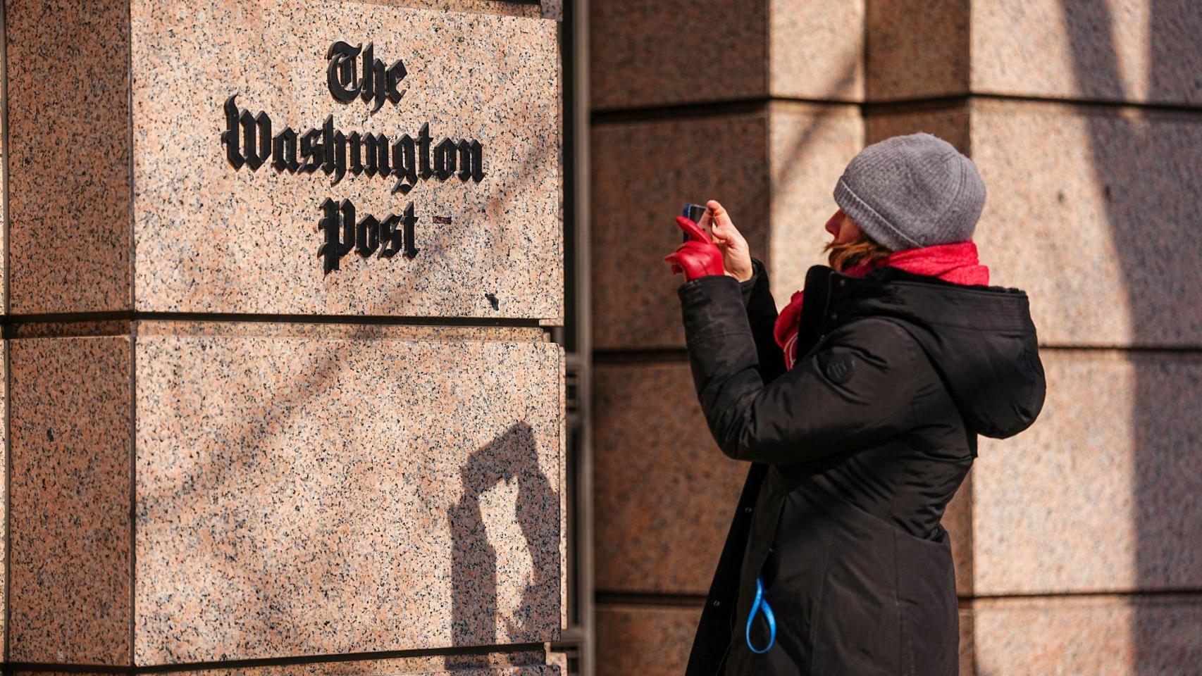Una mujer a la entrada del edificio de 'The Washington Post'.