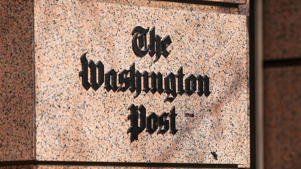 Una mujer, a la entrada del edificio de 'The Washington Post'.