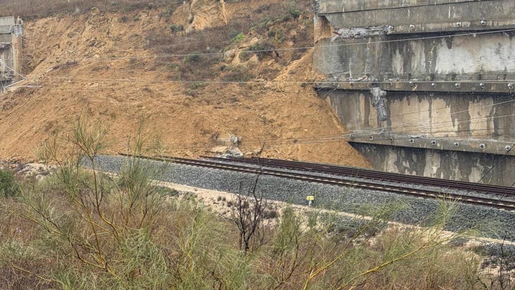 Imagen del desprendimiento que afecta a la línea de alta velocidad en Málaga.