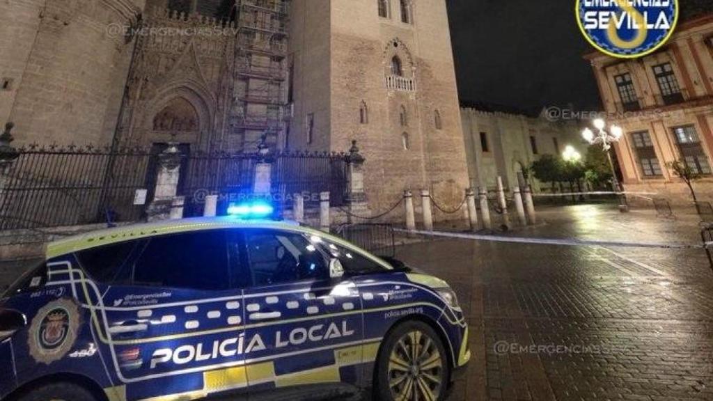 La Policía Local, junto a la Giralda.