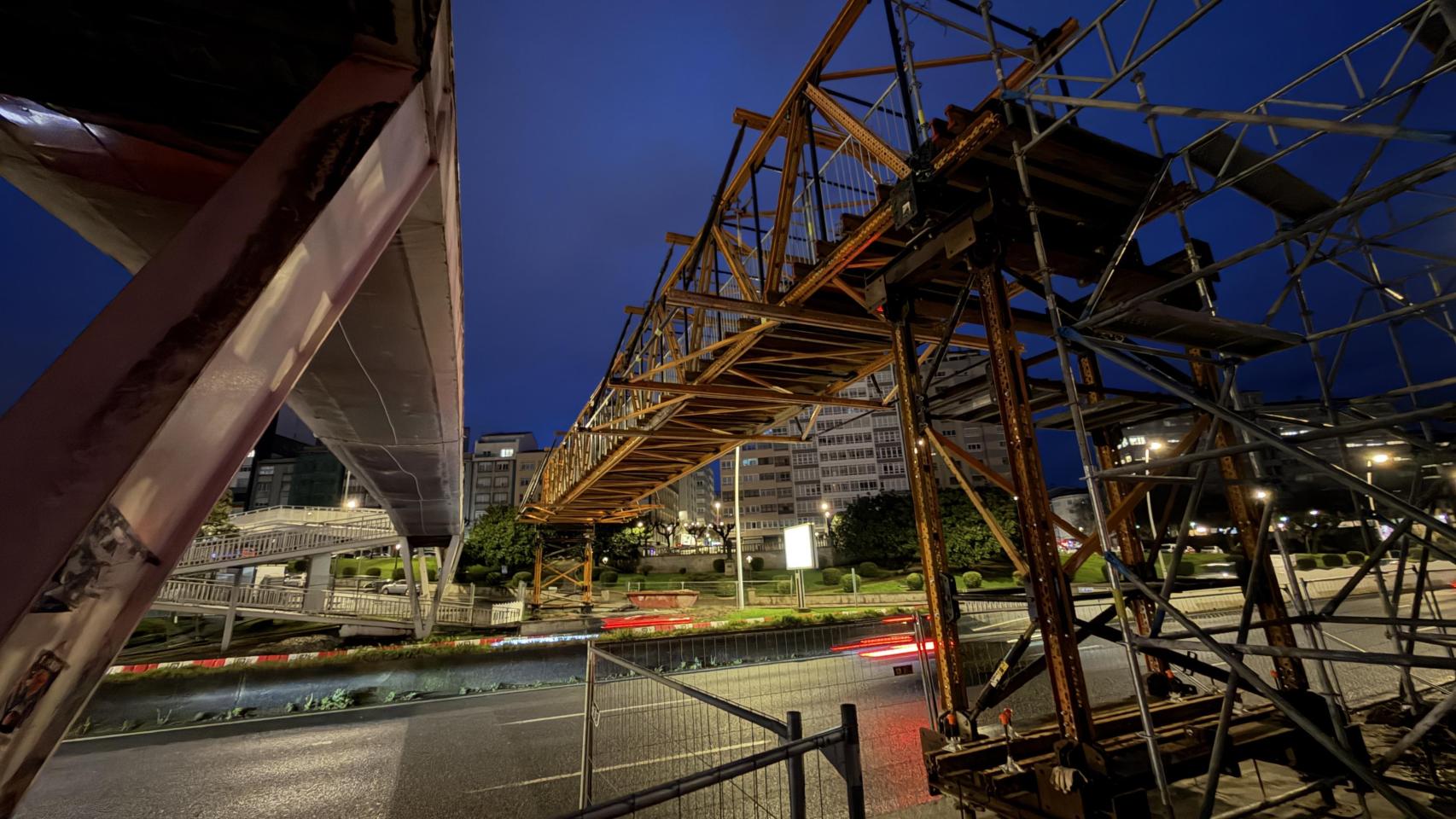 Imagen de la pasarela, al lado de la original.