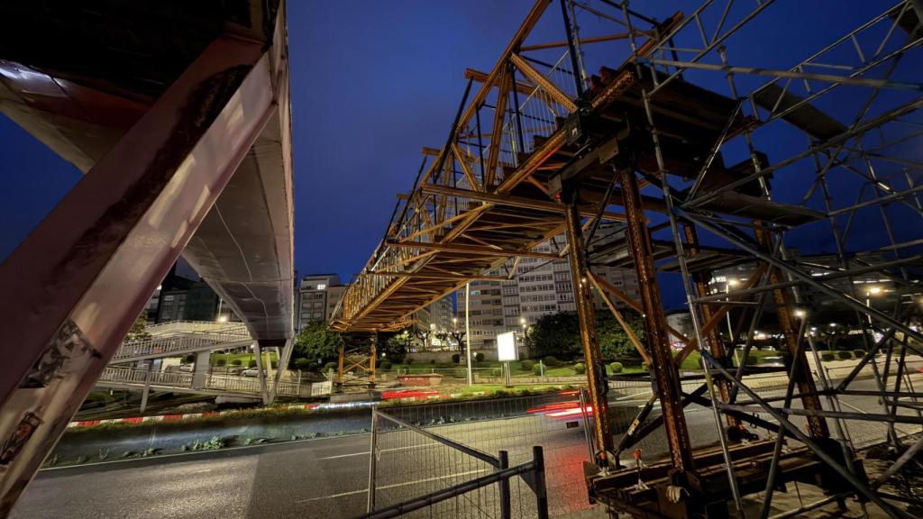 Imagen de la pasarela, al lado de la original.