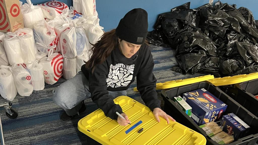 La profesora vallisoletana Alicia Vaca durante la preparación de cajas con víveres para las familias que viven bajo la amenaza del ICE en Minneapolis
