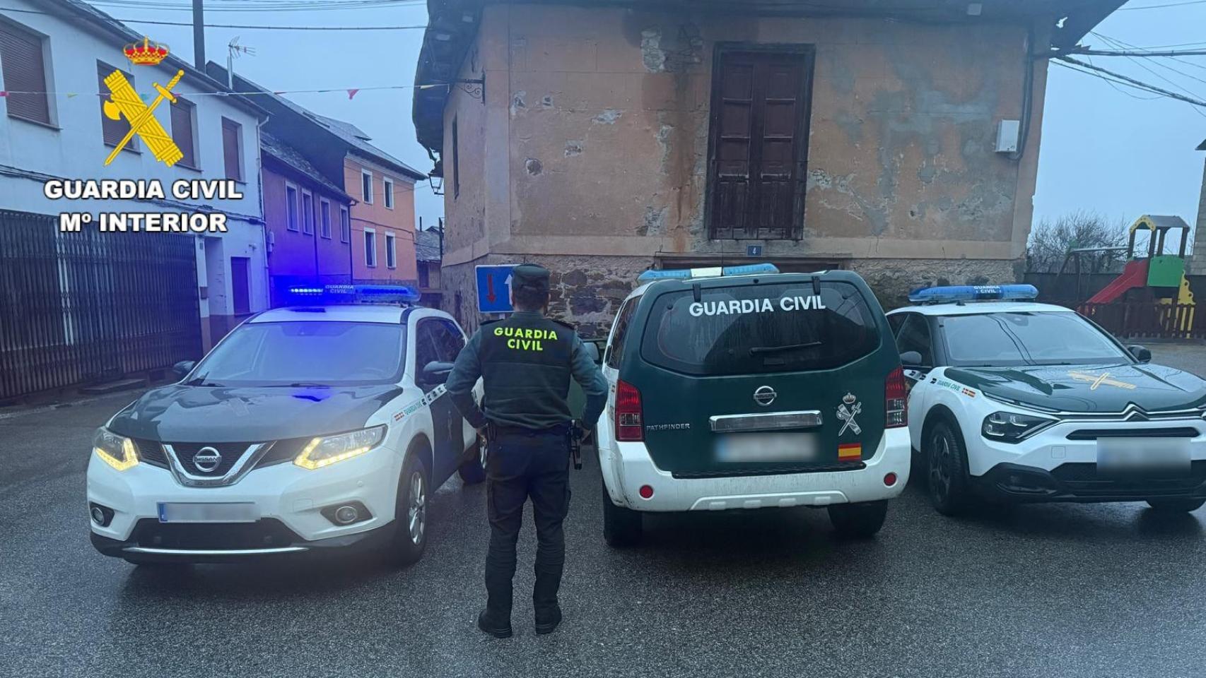 Un grupo de agentes de la Guardia Civil en el dispositivo de búsqueda del hombre en Noceda del Bierzo