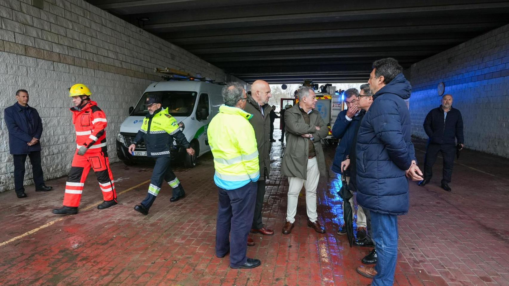 El alcalde de Sevilla, José Luis Sanz, durante el cierre de las compuertas.
