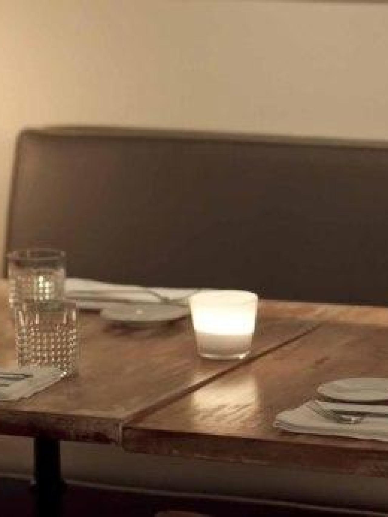 Mesa de Vinoteca Moratín.