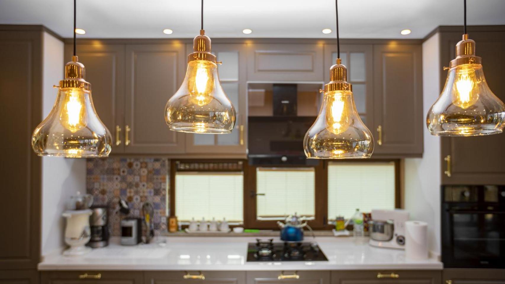 Una cocina muy iluminada.